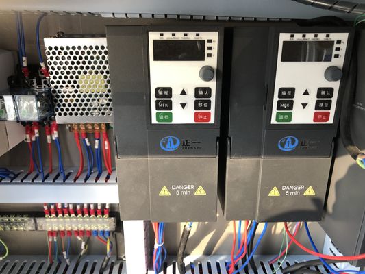 بسیاری از انواع بطری ها ماشین Servo Capping خودکار بطری Capper 20-50 پی سی / دقیقه